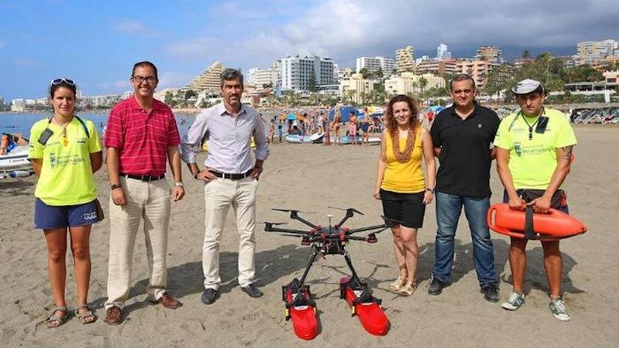 Víctor Navas y Encarnación Cortés junto a los socorristas responsables del dron.
