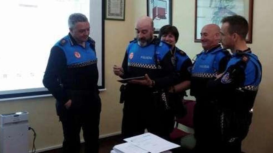 Los agentes, con las tabletas, en Candás.