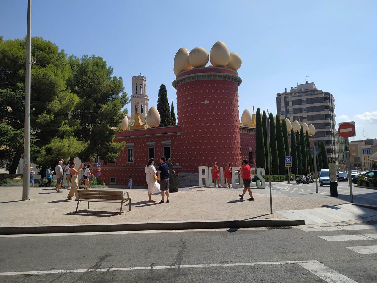 La Torre Galatea des de la placeta de la Tramuntana