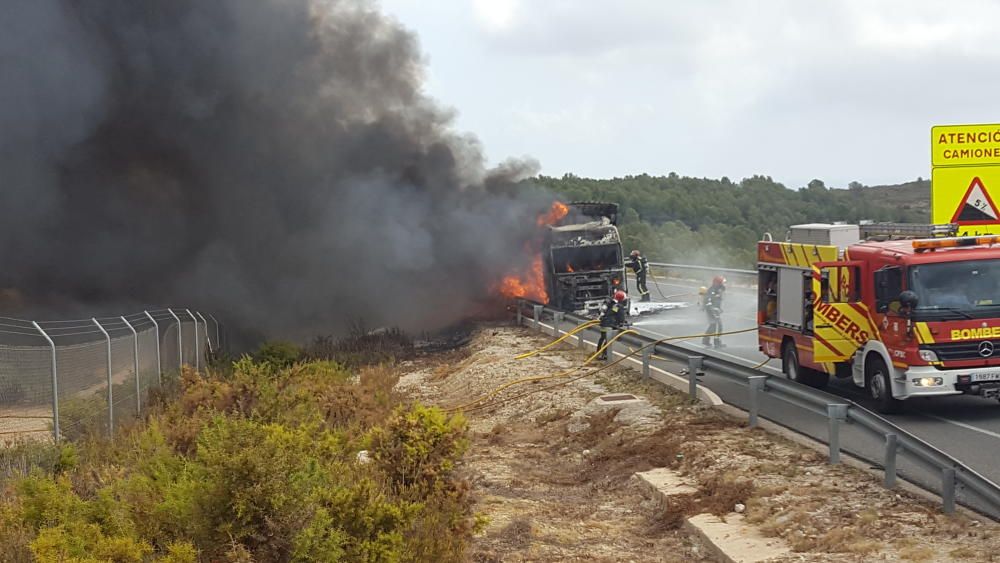 Un camión se incendia y provoca un incendio forestal en Torreblanca