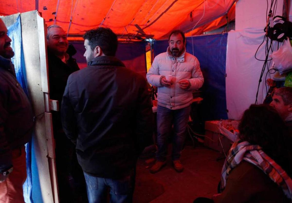 Los vigilantes del área sanitaria en huelga, ayer, en el campamento instalado en el Hospital.