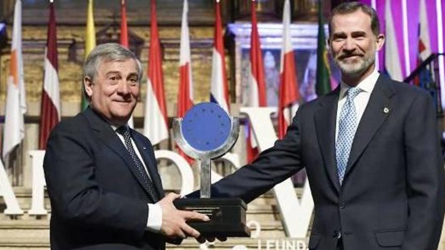 Antonio Tajani i Felip VI a la cerimònia de lliurament del premi, ahir