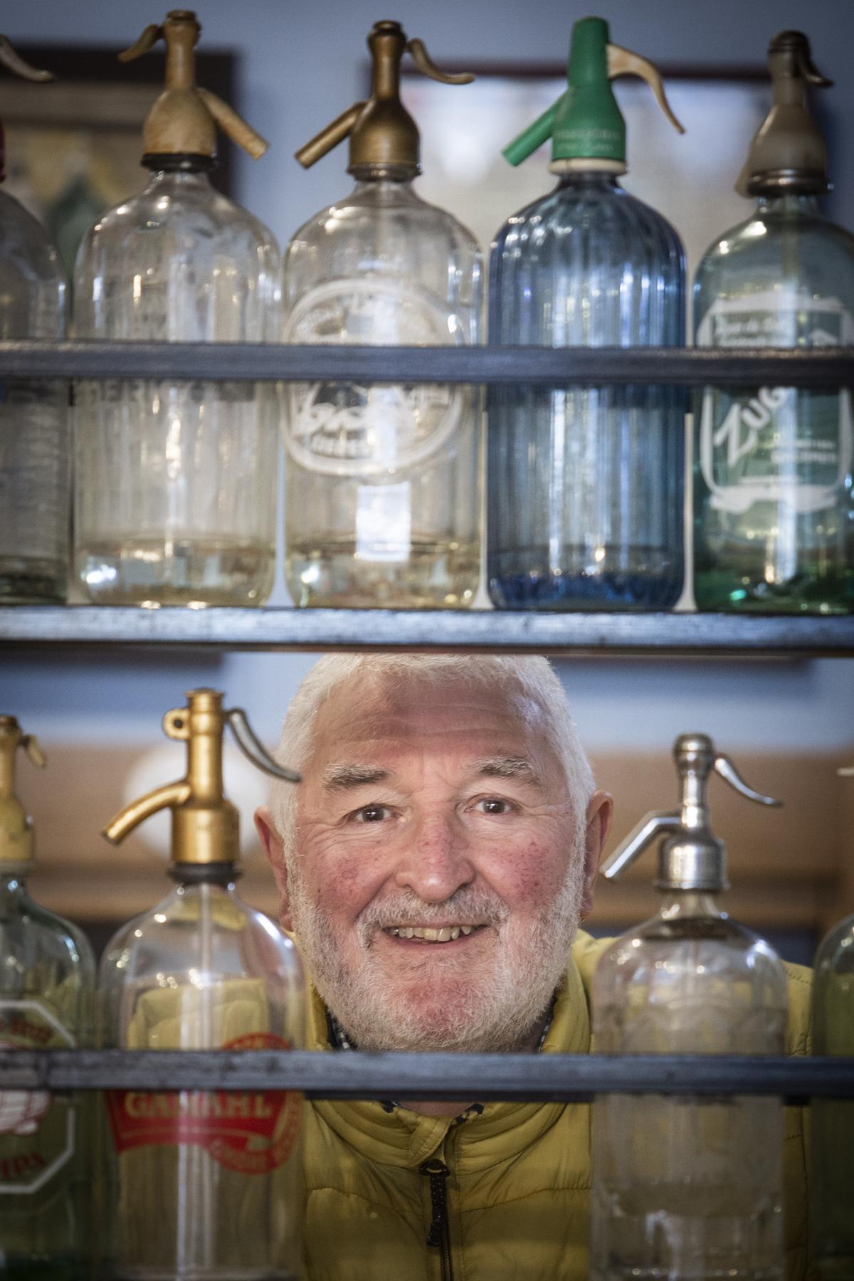 Celso Fernández Sangrador, en su local de Cangas de Onís, La Sifonería.