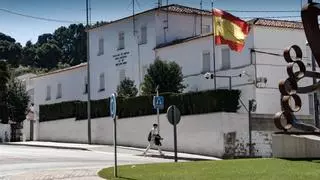 El producto «único» antihumedad de Mon «sólo absorbe el calor», según guardias de cuarteles cuyas obras se le adjudicaron