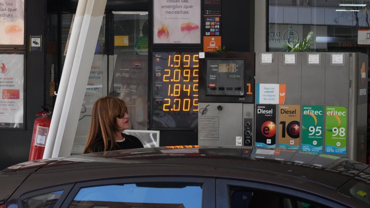 Una conductora reposta en una gasolinera valenciana, en una imagen de archivo.