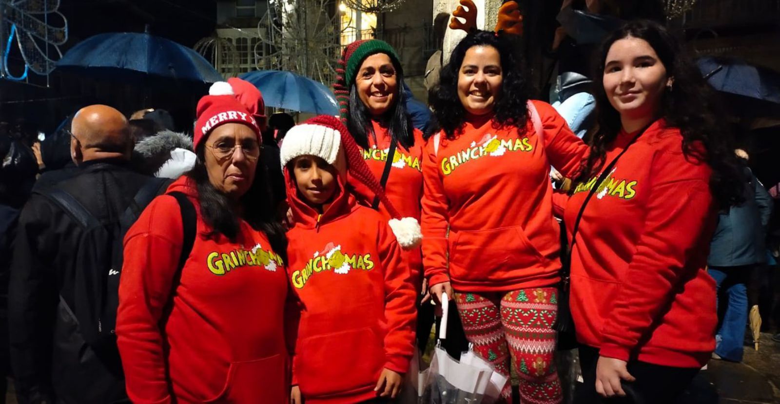  La familia Almeida Maquieira,  con sus jerseis a juego.