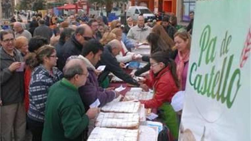 El Mercat de la Taronja reparte coca del Gremi de Forners