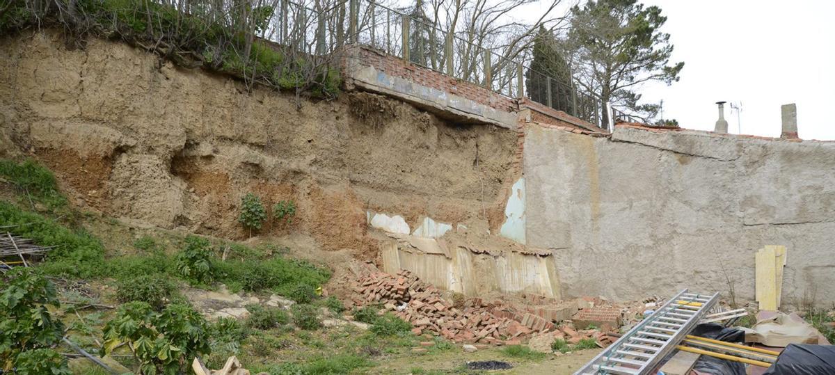 Solar en el que el Ayuntamiento ha vuelto a ordenar  a la propiedad la ejecución de un muro de contención tras caducar el expediente.