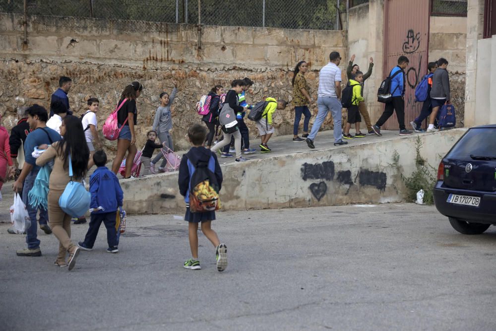 El colegio Anselm Turmeda de Palma, tomado por la Policía