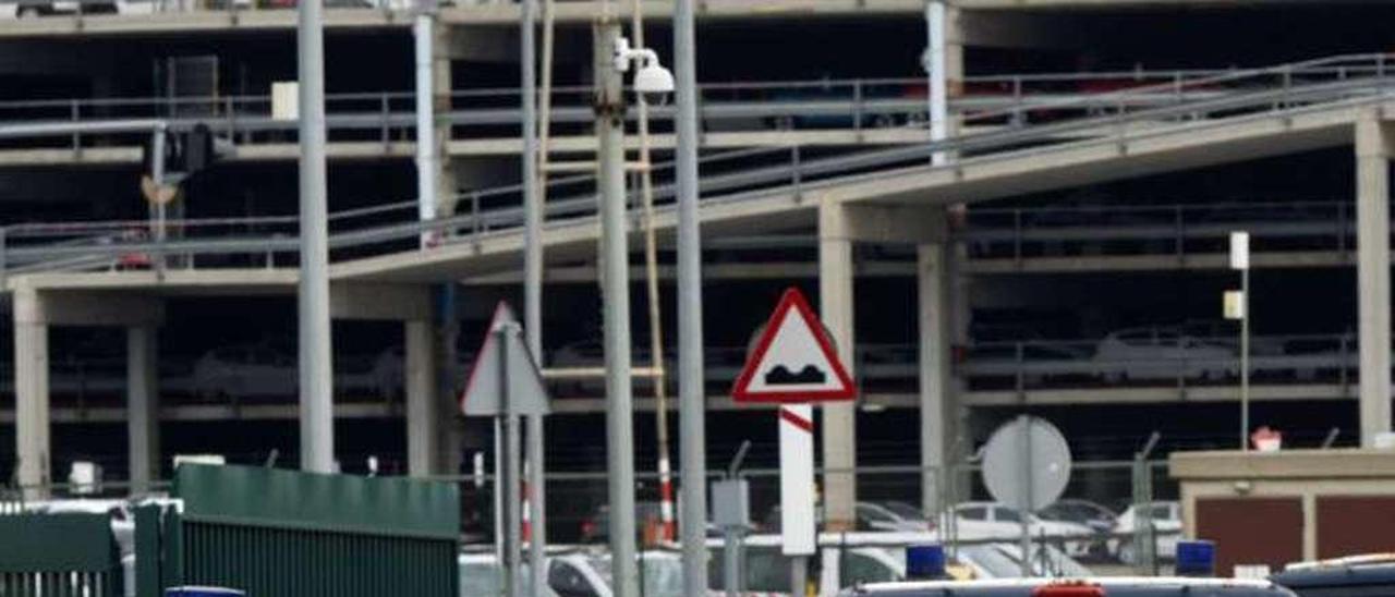 Policía Nacional en el puerto de Barcelona, donde se alojan en ferries miles de efectivos desplazados desde otros puntos de España.