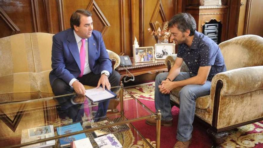 Carlos Negreira, con el documento de propuestas del PP, junto a Xulio Ferreiro.