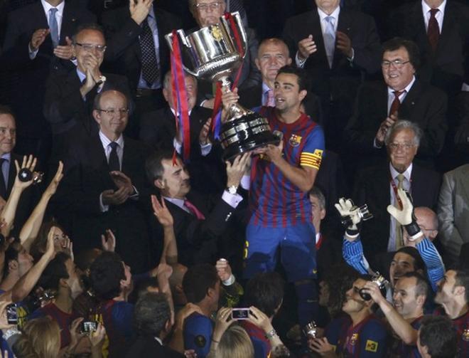 Barcelonas Xavi holds the Spanish Kings Cup trophy after winning their final soccer match against Athletic Bilbao in Madrid