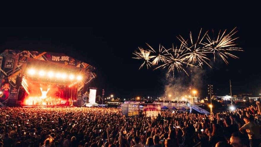 Público asistente al festival ‘Love to rock’ en la Marina de València.