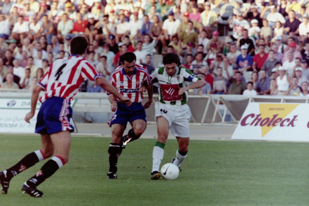 Rafa Navarro en el Córdoba CF-Sporting de Gijon, primer partido profesional en El Arcángel.