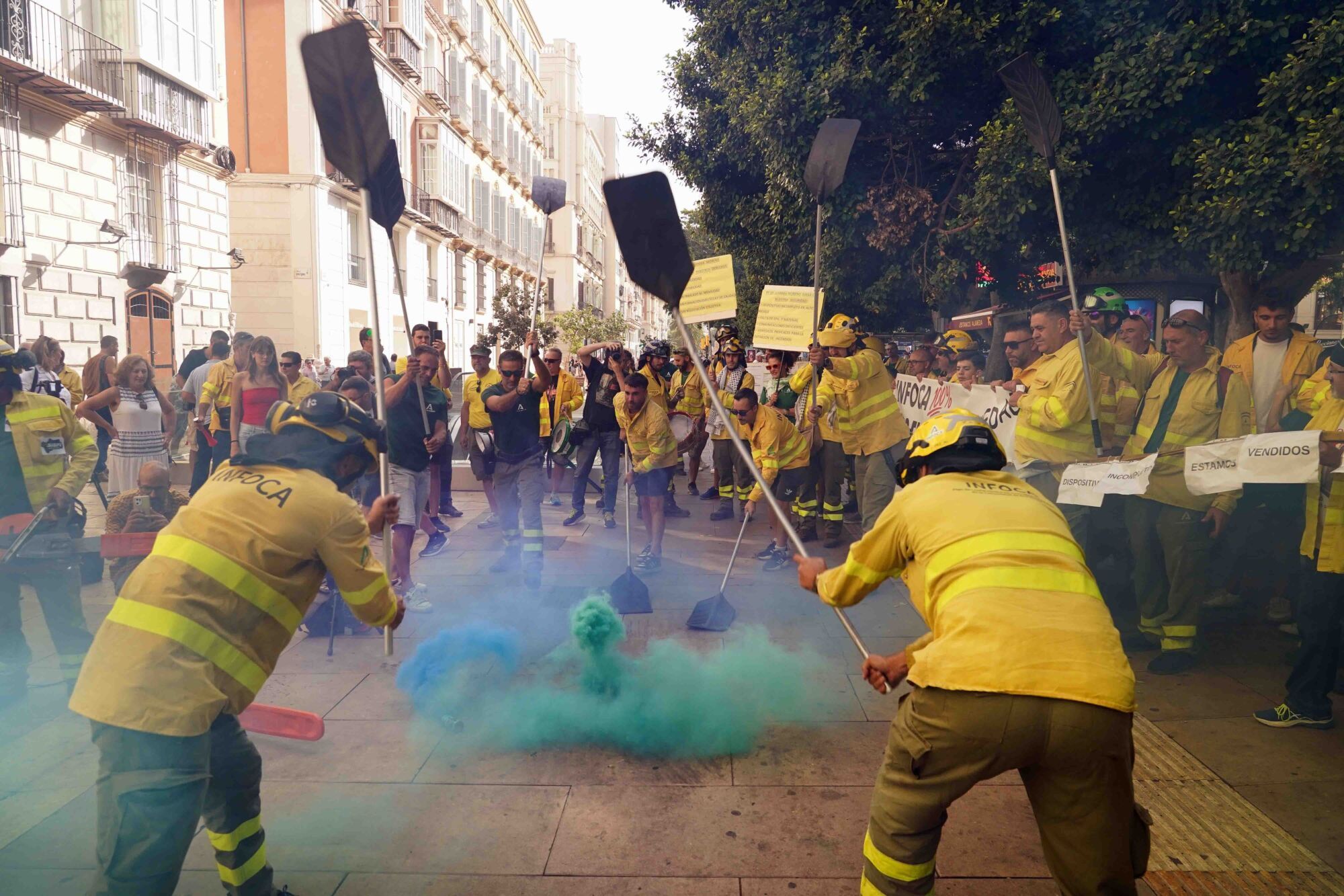 Los bomberos del Infoca se manifiestan en Málaga: 'Nuestros derechos se luchan y se defienden', convocada por CGT, CCOO, UITA, CSIF, SIBFI y Movimiento Infoca, por las precarias condiciones del servicio de extinción 