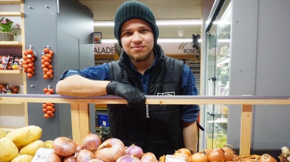 Daniel Baptista en el puesto de frutas y verduras Cal Fruites, en el Mercado de Les Corts Daniel Baptista en el puesto de frutas y verduras Cal Fruites, en el Mercado de Les Corts
