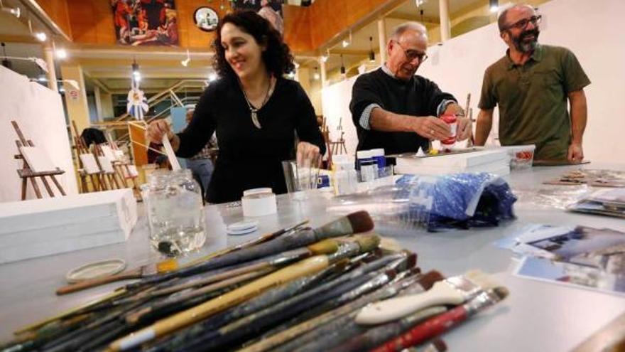 Preparativos del encuentro artístico solidario celebrado ayer en la Escuela de Artes y Oficios.