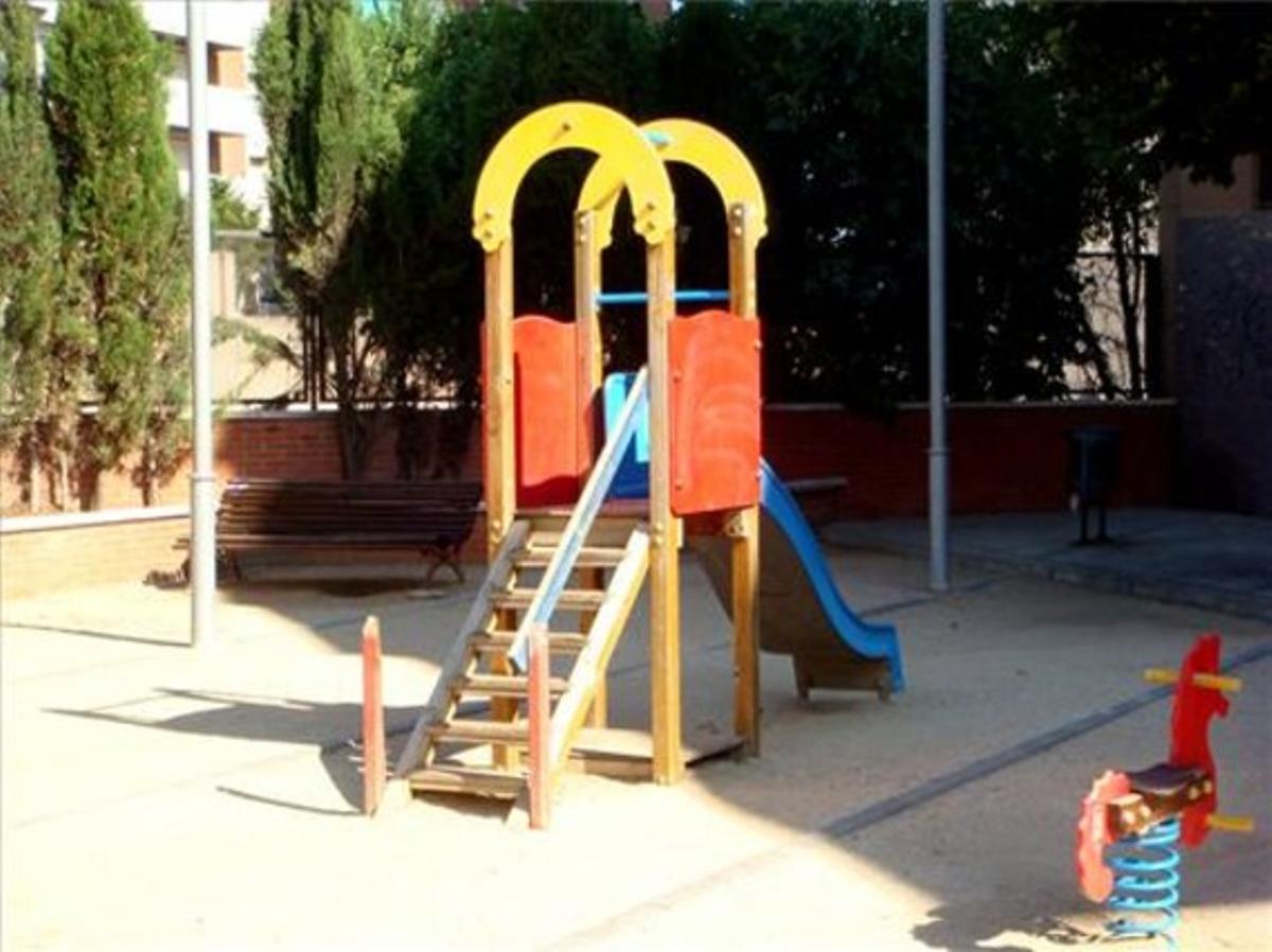 Tobogan trencat a Granollers.Fa uns dies, uns gamberros van trencar una de les baranes del tobogan de la confluència del carrer de Jaume Balmes amb la de Pompeu Fabra, amb el consegüent perill per als nens. En vaig advertir l’ajuntament, però tot segueix igual. ¿Haurem d’esperar que un nen es faci mal perquè llavors, a corre-cuita i amb lamentacions, s’arregli?