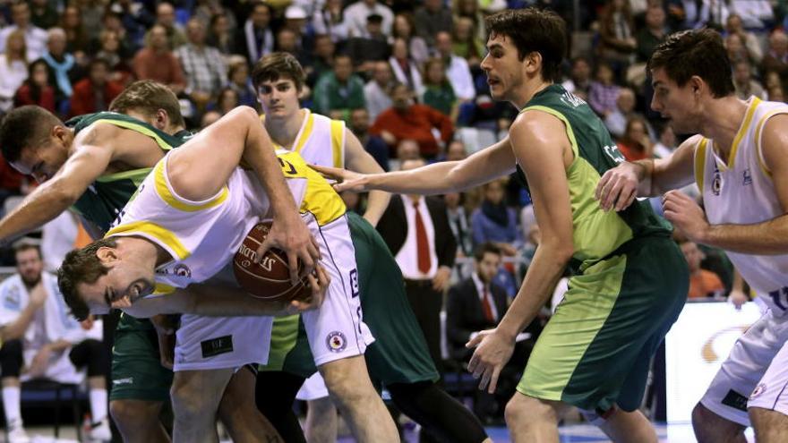 El pívot del Unicaja Rafael Hettsheimeir (i) lucha por el rebote con el pívot del CB Valladolid Nedzad Sinanovic (2i), durante el partido de la decimoquinta jornada de la Liga ACB disputado esta tarde en el pabellón José María Martín Carpena.