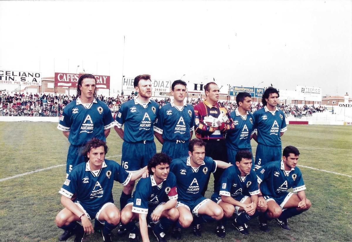 Badajoz-Hércules (27/4/96). De pie, de izda a dcha: Pavlicic, Gonzalo, David, Valerio, Rodríguez, Antón. Agachados y en el mismo orden: Varela, Paquito, Visnjic, Alfaro y Palomino