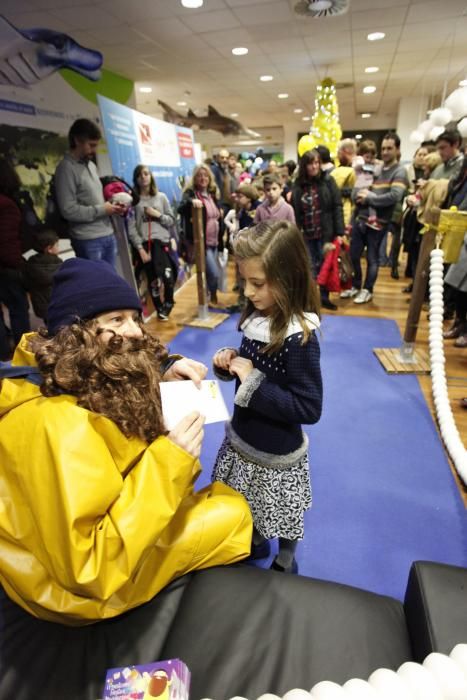 El angulero recoge cartas de los niños en el Acuario de Gijón
