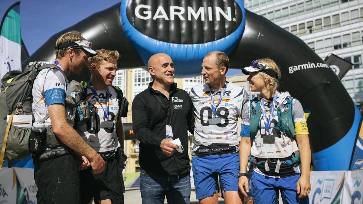 Los ganadores del Raid Gallaeica-AR World Championship, el Swedish Armed Forces Adventure Team, junto a Pablo López Franco