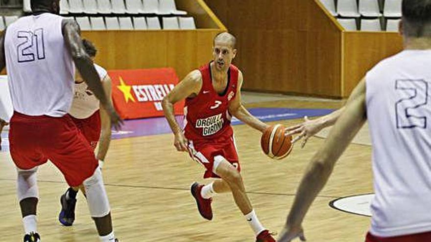 Albert Sàbat botant la pilota ahir en una acció del partit.