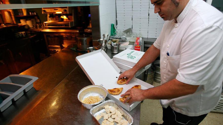 Preparando una ´doggybag´ en un restaurante de Galicia // J. de Arcos