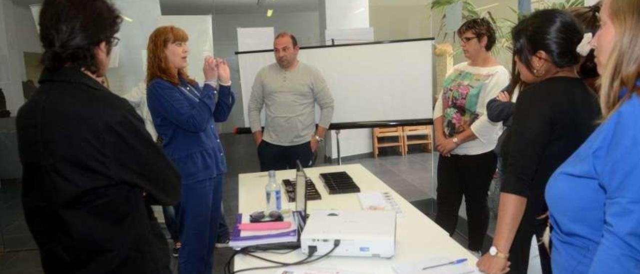 Uno de los cursos que se impartieron ayer en Vista Real, en Vilanova de Arousa. // Noé Parga