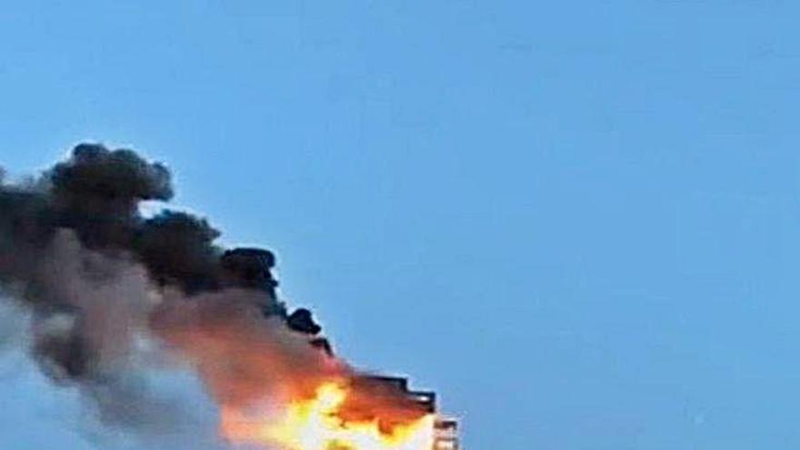 Espectacular incendi en una torre a Madrid