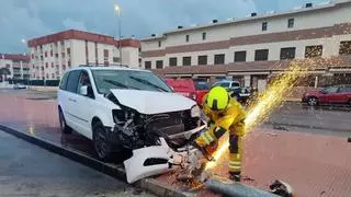 Invade la mediana y derriba una farola en un accidente de tráfico en Orihuela Costa