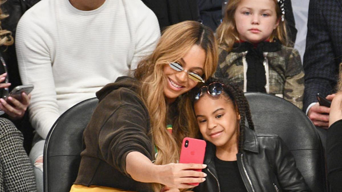 Beyoncé y su hija Blue Ivy se hacen 'selfies' en un partido de baloncesto de la NBA