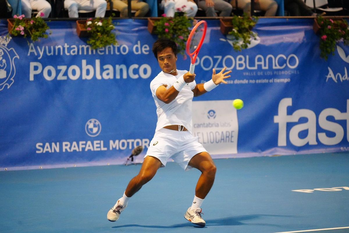Faijing Sun golpea una bola en la final.
