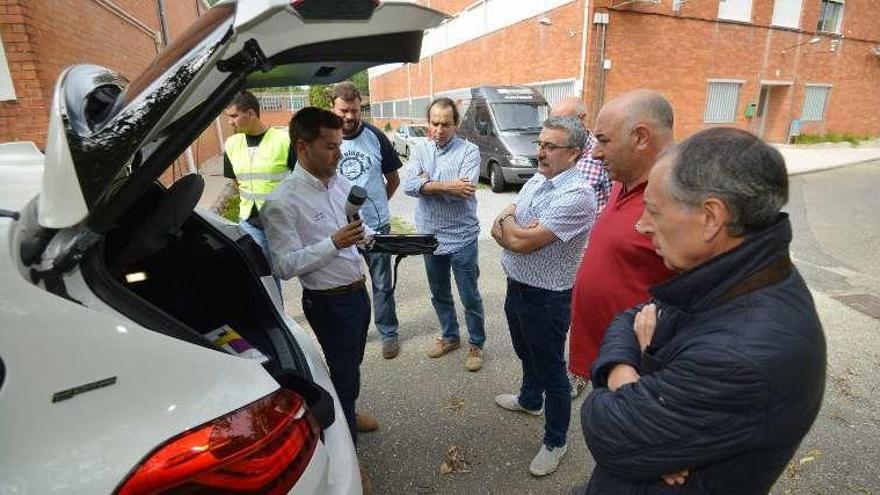 Un técnico explica las características de un coche híbrido. // G.S.