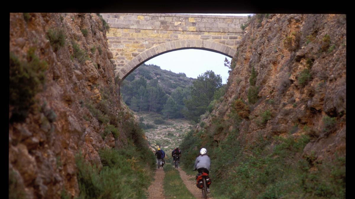 Cicloturistas de alforjas en la vía verde de Ojos Negros que acaba de cumplir veinte años.