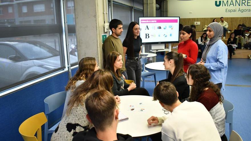 Alumnat del Grau en Infermeria i del CFGS d&#039;Administració i Finances treballen junts les competències de cada professió