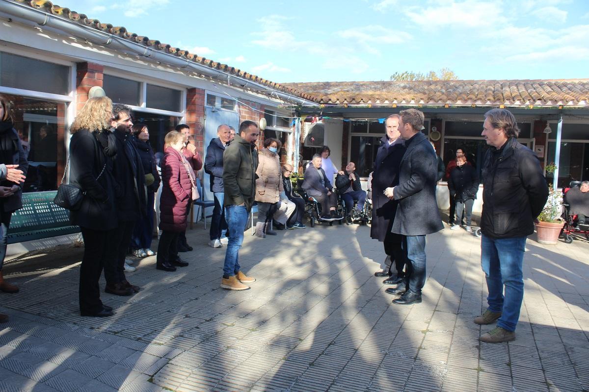 Un moment de la visita de l'alcalde a la residència les Acàcies