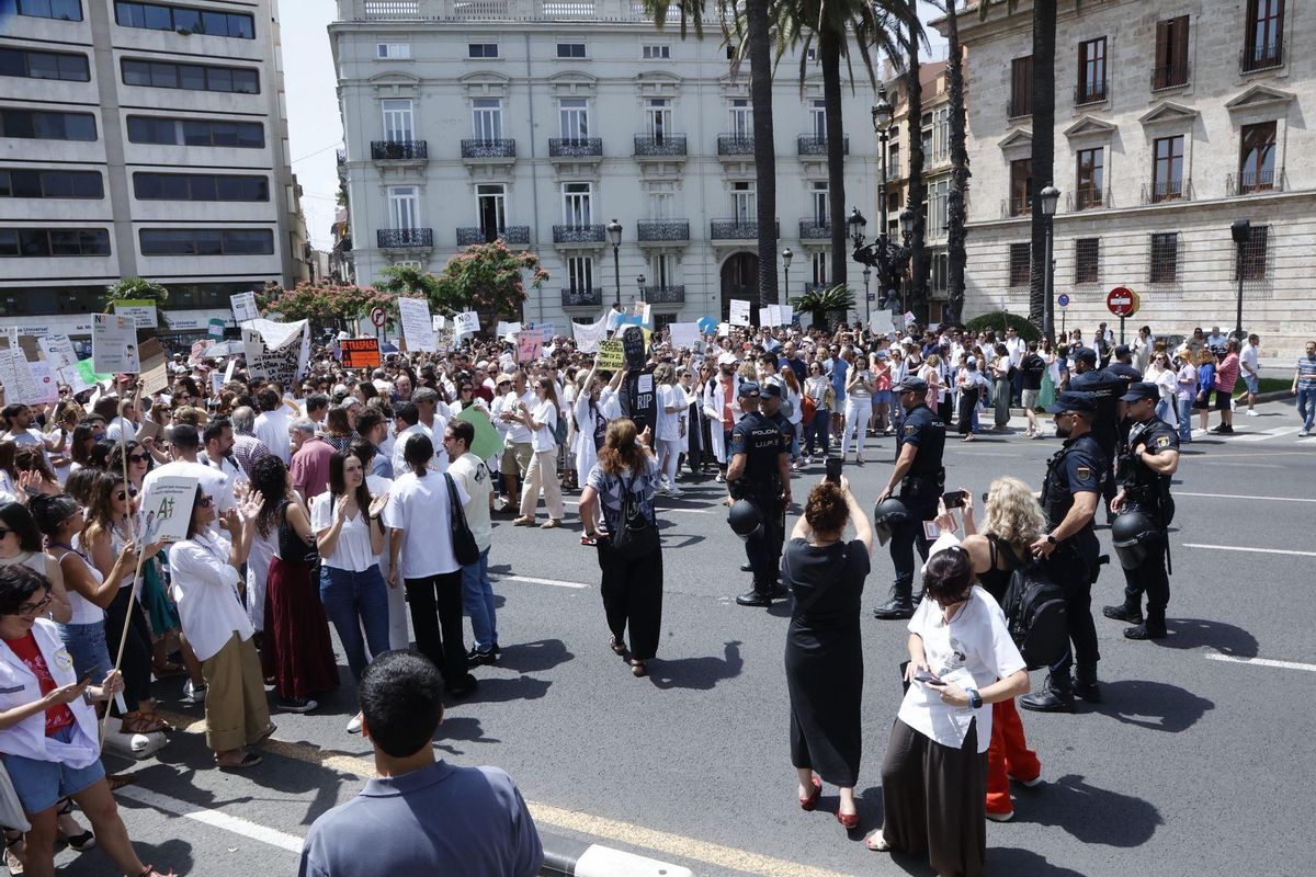 Los médicos cortan la calle durante su protesta frente a la Delegación del Gobierno.