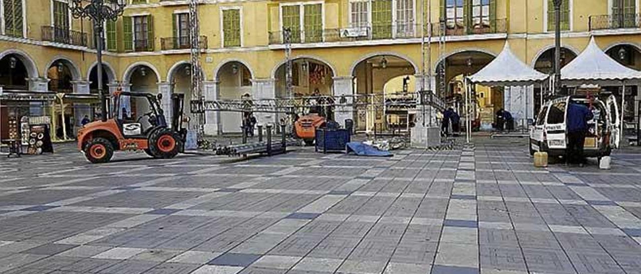 Montaje del escenario de Sant Sebastià en la plaza Major.