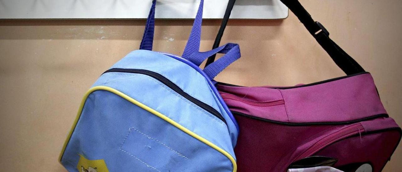 Mochilas en un centro educativo