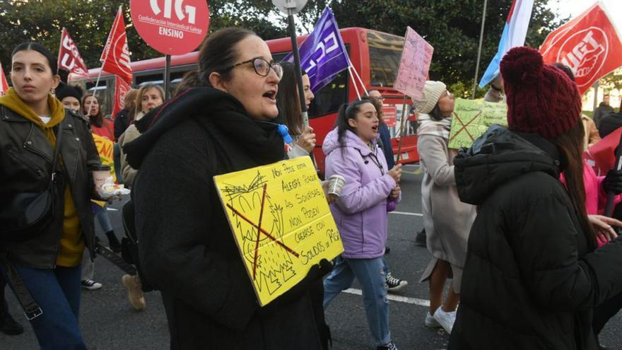 Manifestación de empleadas de guarderías, ayer, en A Coruña. |   // C. P.