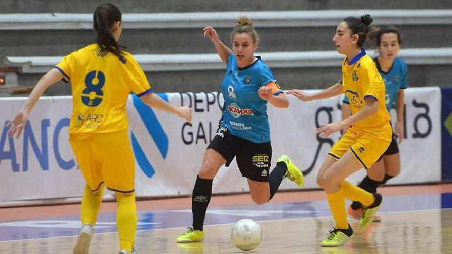 Lucía trata de driblar a una jugadora del Alcorcón. // Gustavo Santos