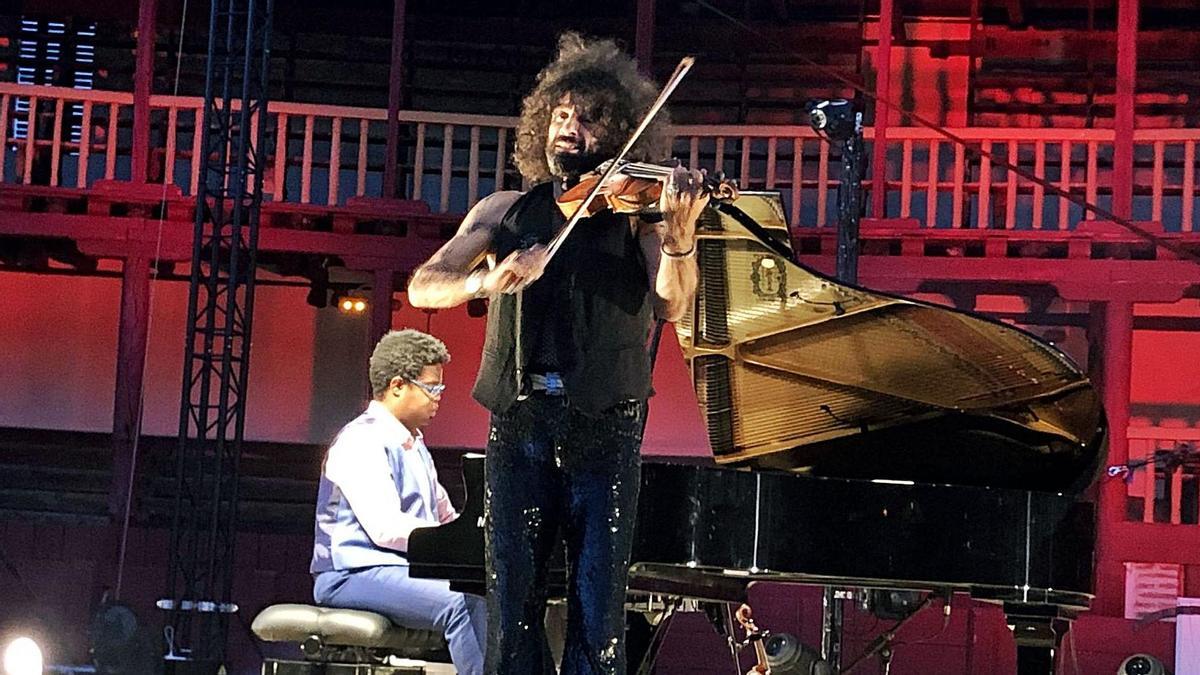 El violinista Ara Malikian, junto al pianista Iván “Melón” Lewis, en el concierto celebrado en la noche de ayer.