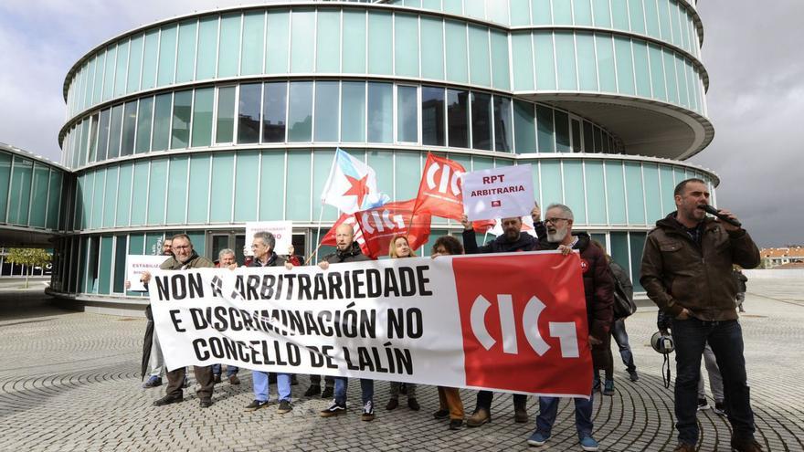 La CIG realiza una protesta contra la “arbitrariedad” en el Ayuntamiento de Lalín