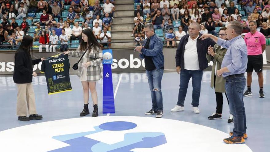 Las hijas de Pepín Lorenzo portan la camiseta con su nombre. |  // JOSÉ LORES