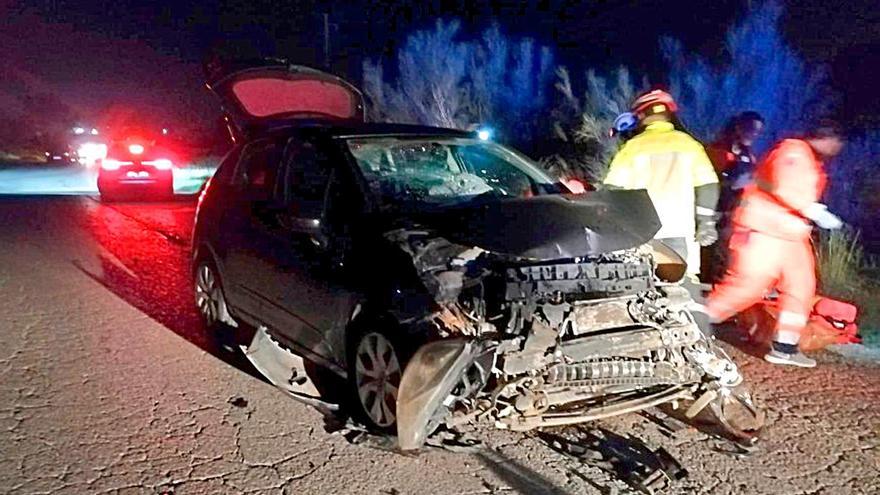 Imagen del coche accidentado en Carmona. / Bomberos de Alcalá de Guadaíra (X)