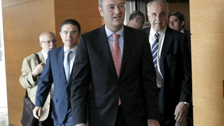 El president de la Generalitat, Alberto Fabra, acompañado del portavoz popular, Rafael Blasco, tras la reunión del grupo parlamentario popular.