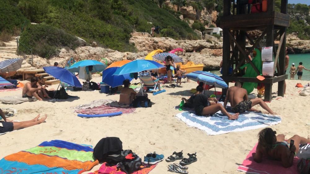 Saturación sin distancia de seguridad en Cala Llombards