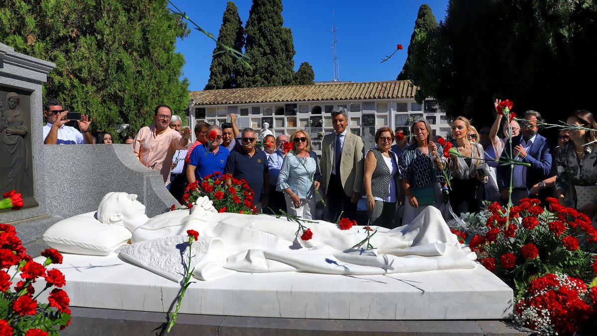 Ofrenda floral a Manolete en el Cementerio de la Salud en Córdoba