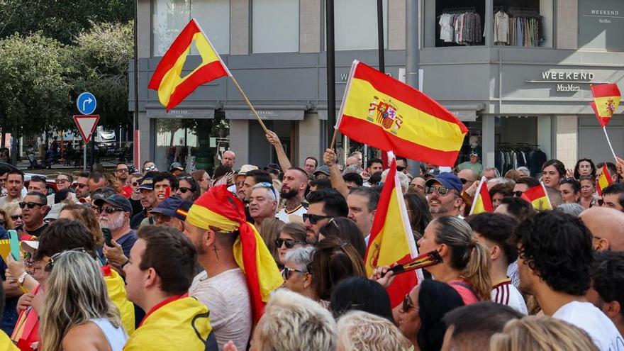 La protesta por Ceuta convocada en Alicante por una asociación vinculada a Vox deriva en insultos a Sánchez y consignas contra la inmigración